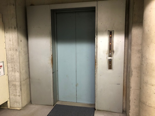 エレベーターで4階へ